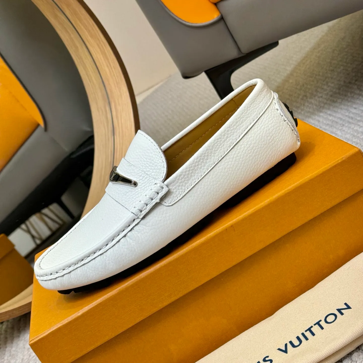 Men's men's shoes 💰420 (Yangli) LV 2⃣️0⃣️2⃣️5️⃣Spring and summer counter GLORIA series models ✈️Original factory special leather production, original last type. A classic driving slip-on casual shoe that shows an elegant style with exquisite craftsmanship details such as Monogram embossing all over the upper🌀Italian imported calfskin fabric Sheepskin foot pads➕Inside～Private mold replica sole Unique style Comfortable driving slip-on Size: 4-12 (38-46) Comes with [Counter packaging: original box, wrapping paper, card, instruction manual, shoehorn, cloth bag] No pressure to enter and leave the counter!